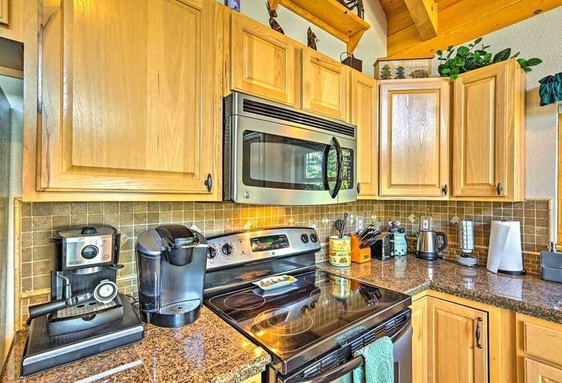 Peaceful Jefferson Cabin W/ Deck   Pets Welcome!