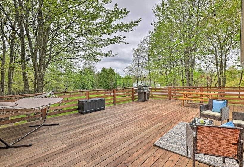 Near Lakes & Resorts: Pet Friendly Long Pond Abode