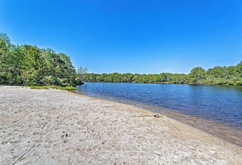 Near Lakes & Resorts: Pet Friendly Long Pond Abode