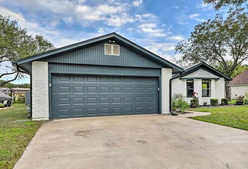 Pet Friendly Lockhart Home W/ Private Yard!