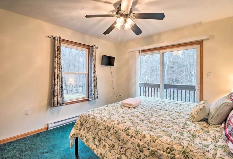Pet Friendly Pocono Lake Oasis W/ Game Room!