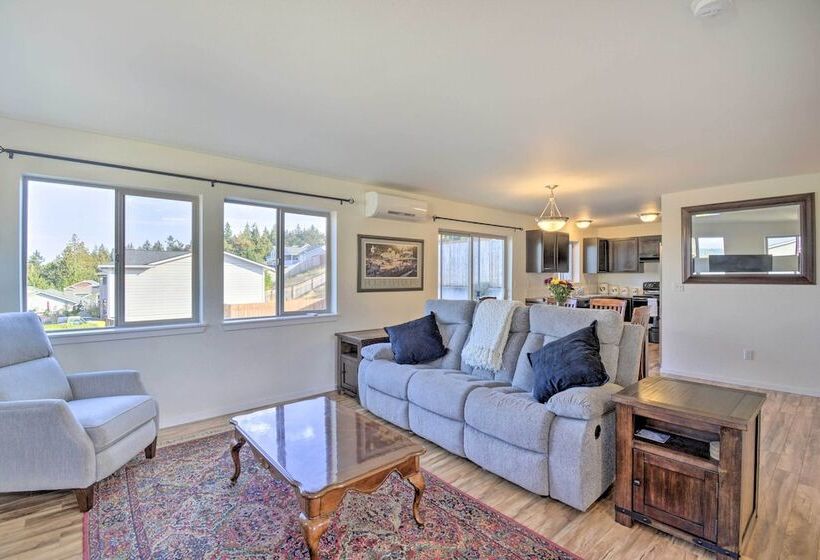 Pet Friendly Poulsbo Abode W/ Mountain Views!