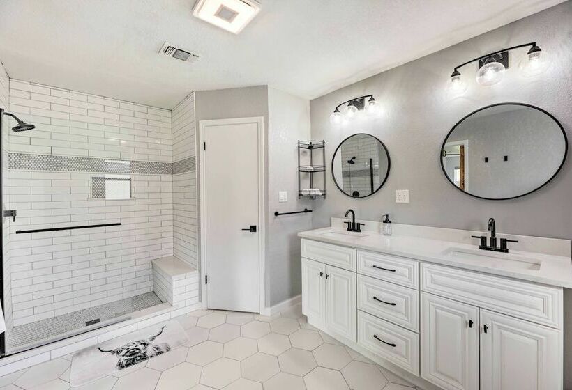 Pet Friendly Lockhart Home W/ Private Yard!