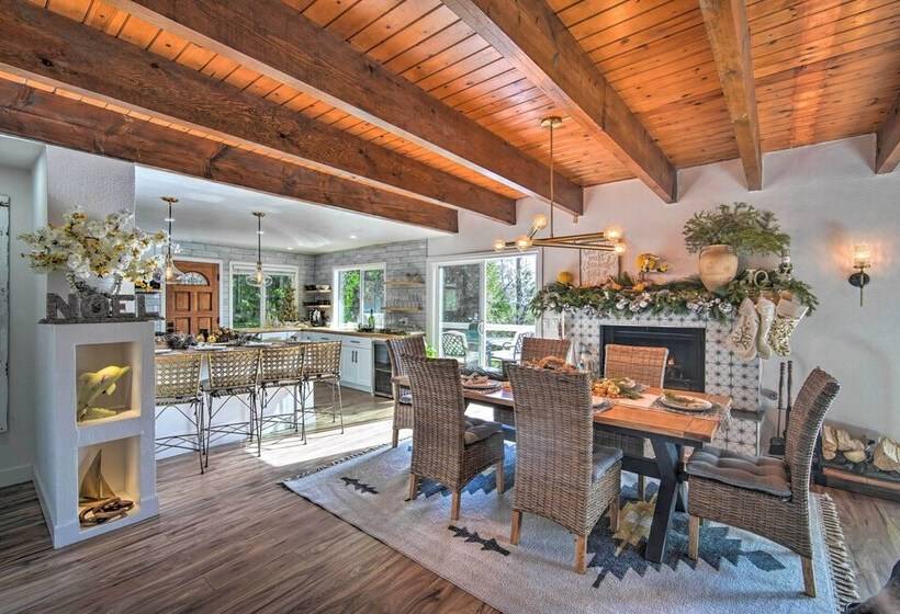 Picturesque Cabin: 2 Balconies, Walk To Lake!