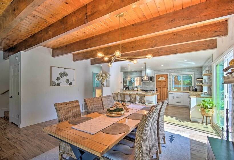 Picturesque Cabin: 2 Balconies, Walk To Lake!