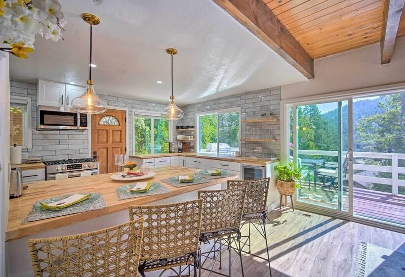 Picturesque Cabin: 2 Balconies, Walk To Lake!