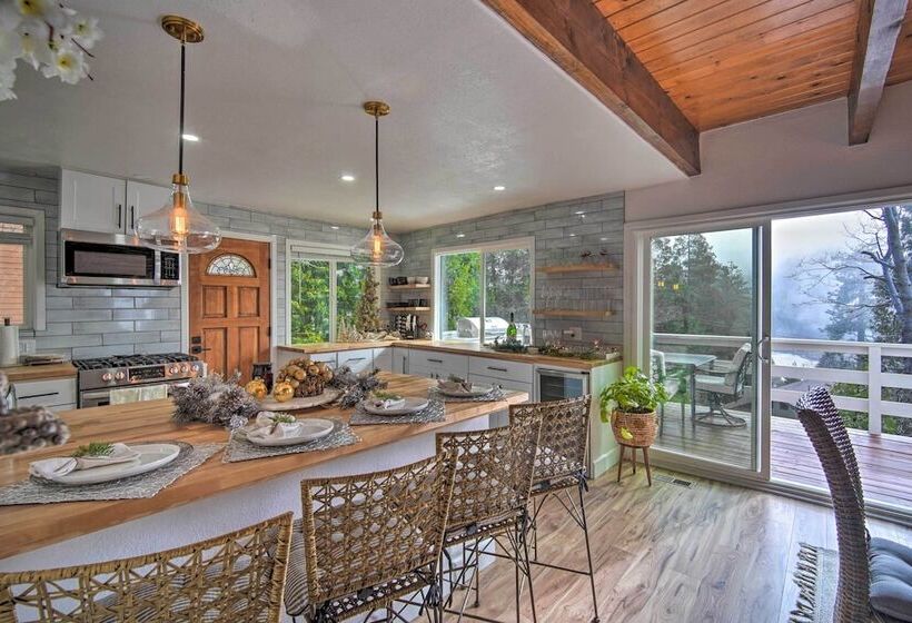 Picturesque Cabin: 2 Balconies, Walk To Lake!