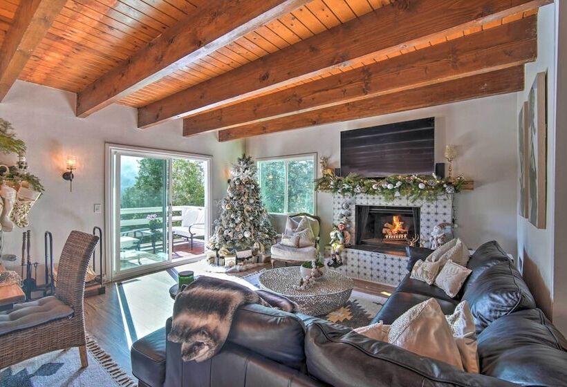 Picturesque Cabin: 2 Balconies, Walk To Lake!