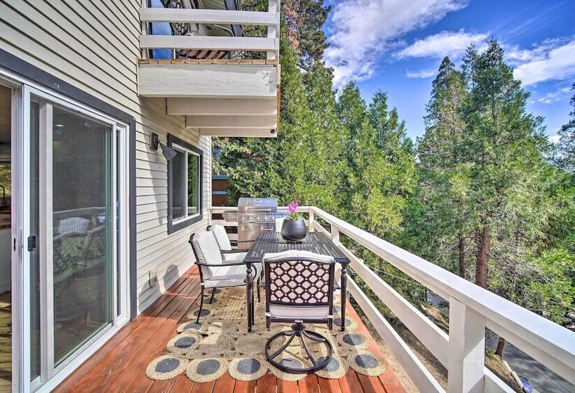 Picturesque Cabin: 2 Balconies, Walk To Lake!
