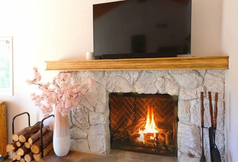 Picturesque Cabin: 2 Balconies, Walk To Lake!