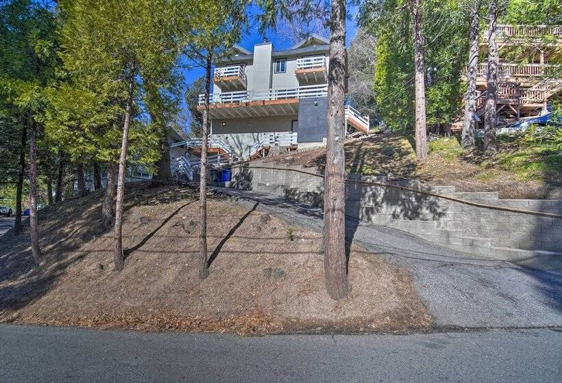 Picturesque Cabin: 2 Balconies, Walk To Lake!