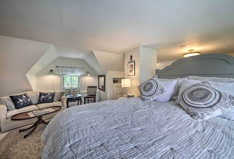On Site Pond: Spacious Family Home In Jefferson!