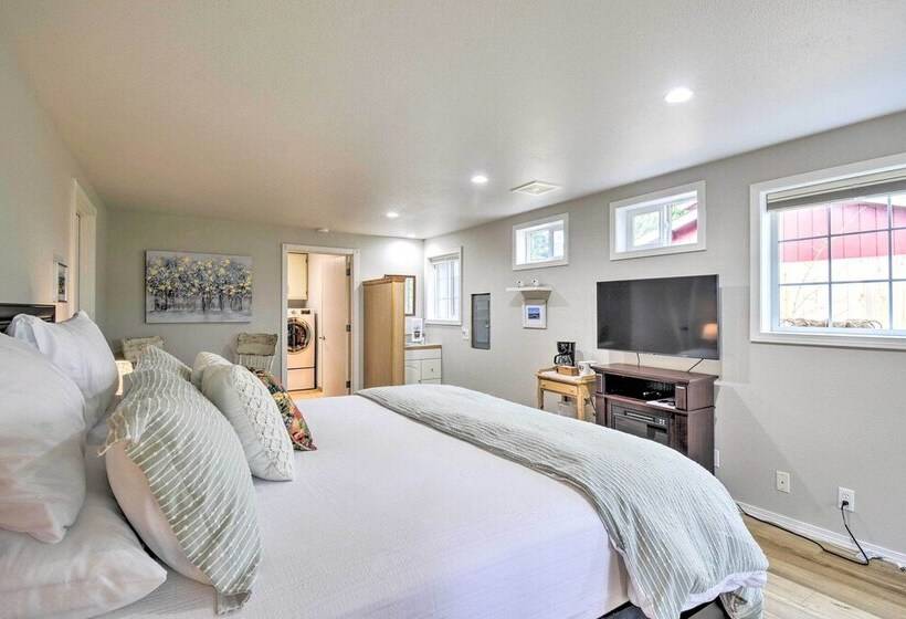 Port Angeles Abode W/ Yard & Guest House!