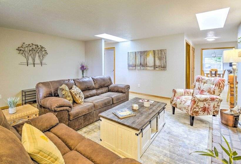 Port Angeles Abode W/ Yard & Guest House!