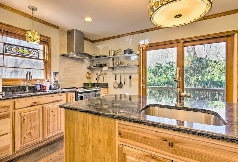 Private Blue Ridge Retreat: Hot Tub & Pool Table!