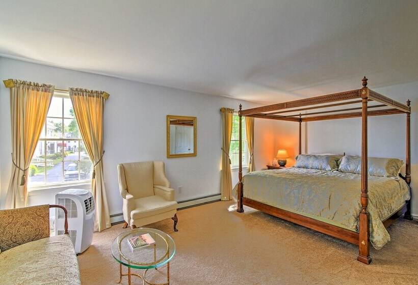 Walk To Dining: Downtown Lenox Guest House!