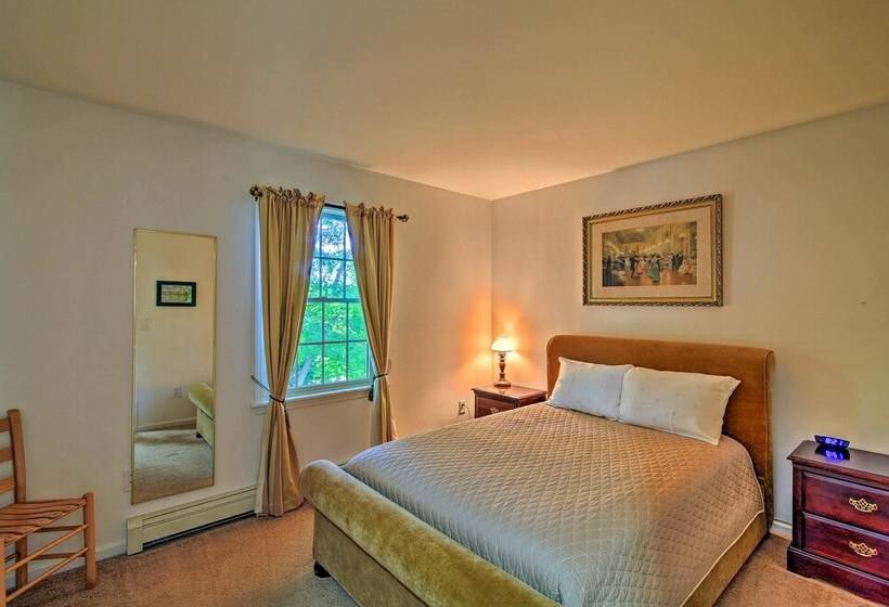 Walk To Dining: Downtown Lenox Guest House!