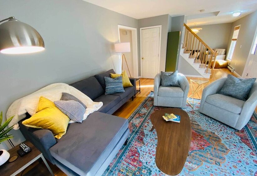 Walk To Dining: Downtown Lenox Guest House!