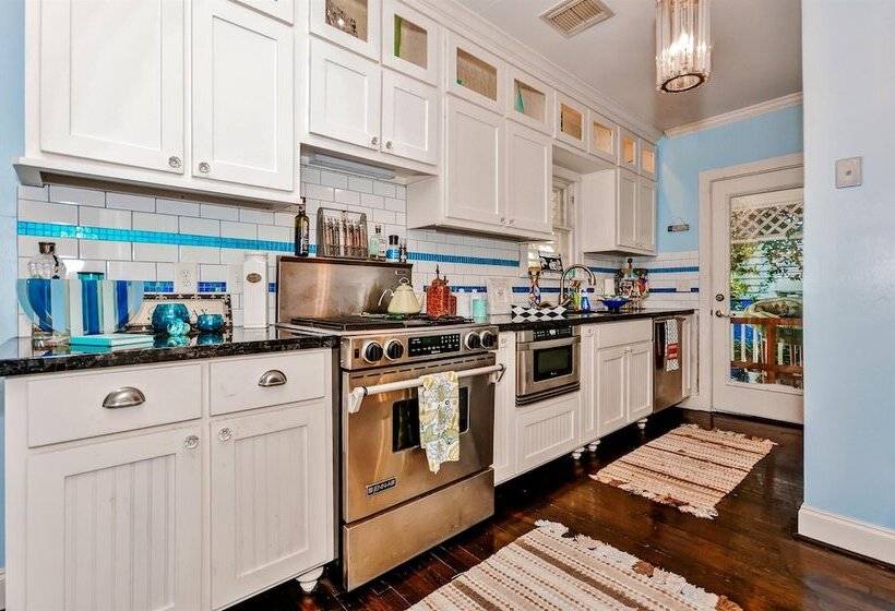 Pet Friendly Galveston Bungalow, 1/2 Mi To Beach!