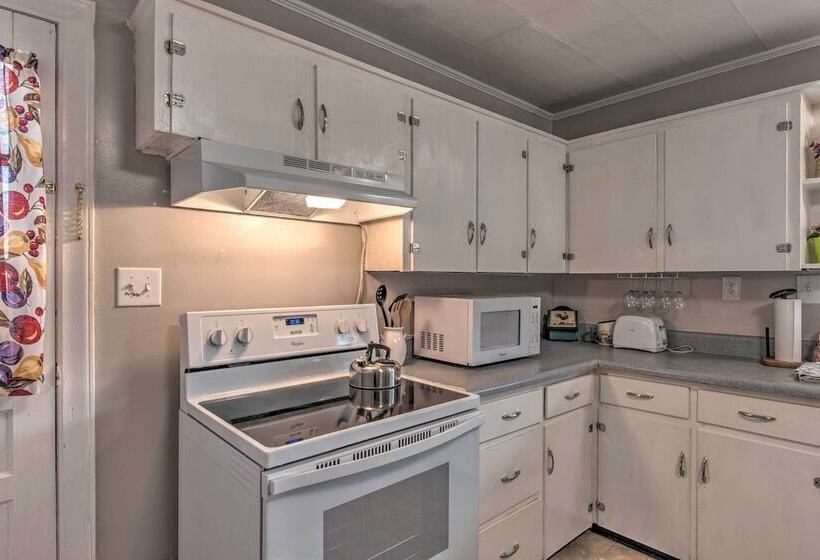 Quaint & Scenic Country Cottage, 3 Mi To New River