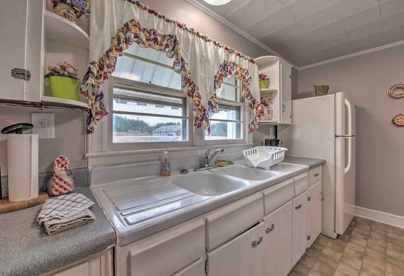Quaint & Scenic Country Cottage, 3 Mi To New River
