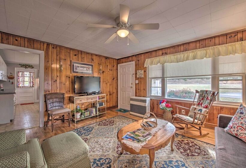 Quaint & Scenic Country Cottage, 3 Mi To New River