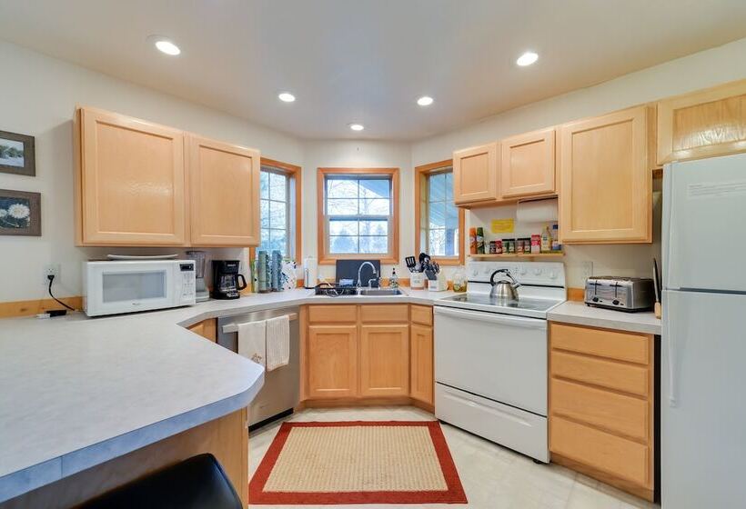 Quiet Island Park Family Home Near Yellowstone!