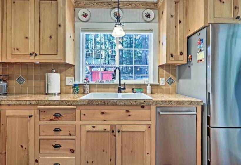 Redwoods Cabin W/ Hot Tub: Walk To Russian River!