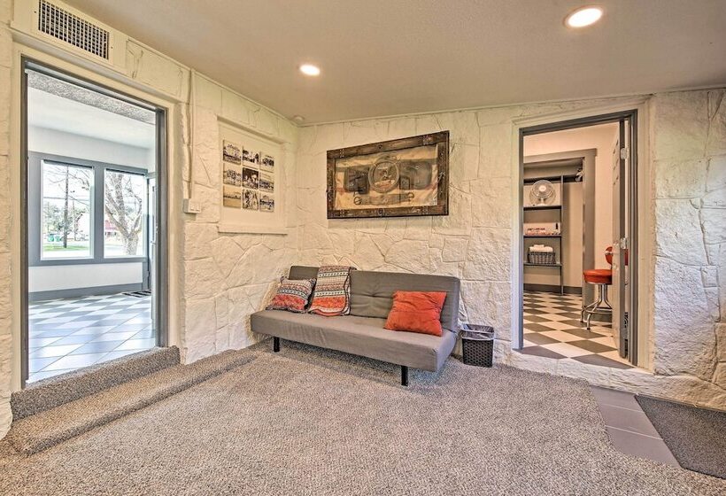 Retro Updated Blanco Abode   Steps To Main Street!