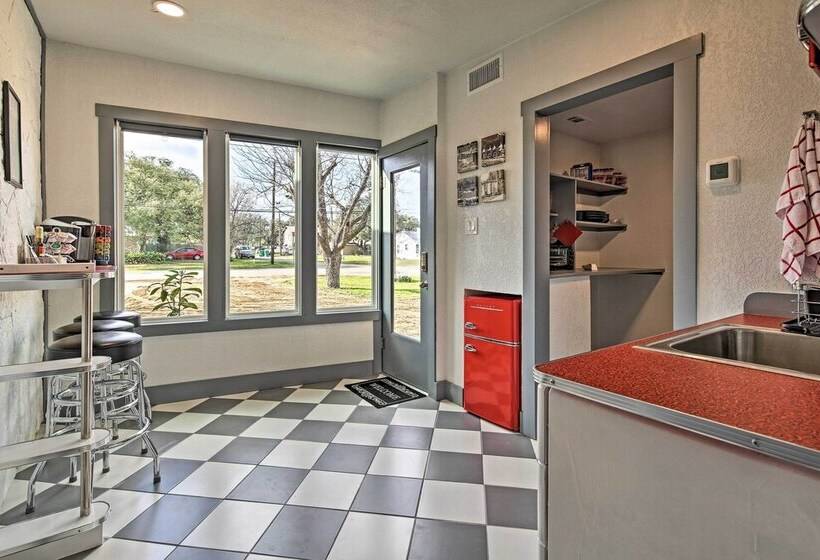 Retro Updated Blanco Abode   Steps To Main Street!