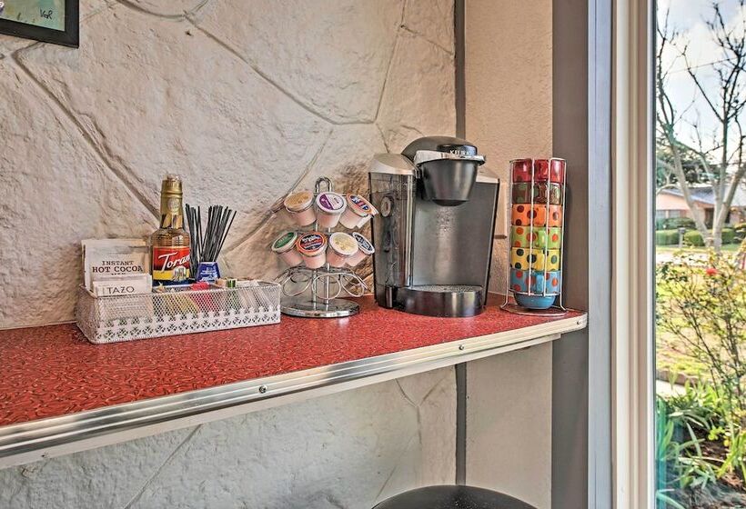 Retro Updated Blanco Abode   Steps To Main Street!