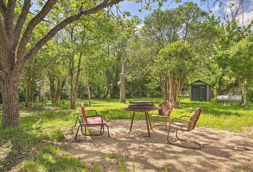 Retro Updated Blanco Abode   Steps To Main Street!