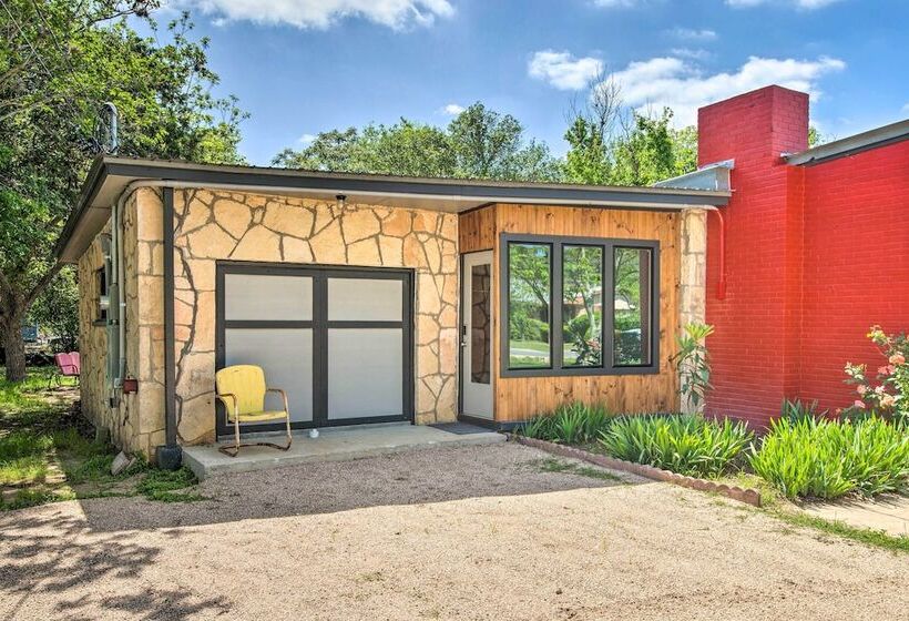 Retro Updated Blanco Abode   Steps To Main Street!