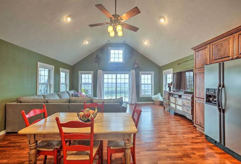 Riverfront Arkansas Retreat Near Fishing & Hiking!