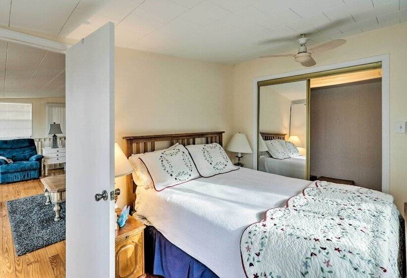 Riverfront Deck + Fire Pit: Hot Springs Retreat!