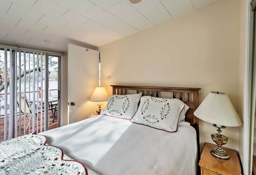 Riverfront Deck + Fire Pit: Hot Springs Retreat!