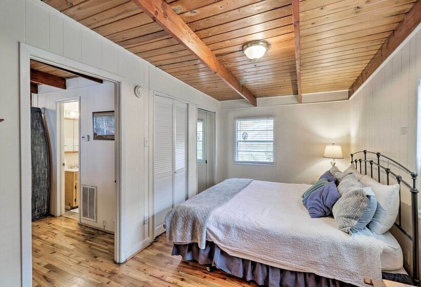 Riverfront Deck + Fire Pit: Hot Springs Retreat!