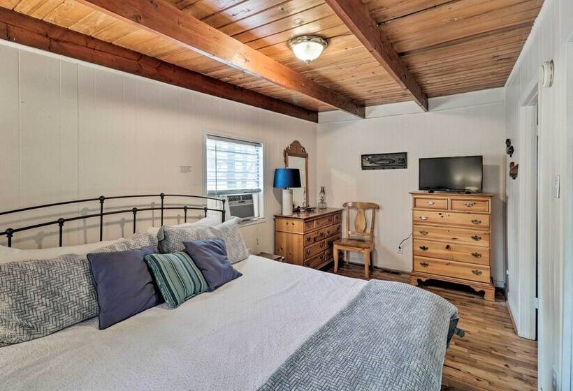 Riverfront Deck + Fire Pit: Hot Springs Retreat!