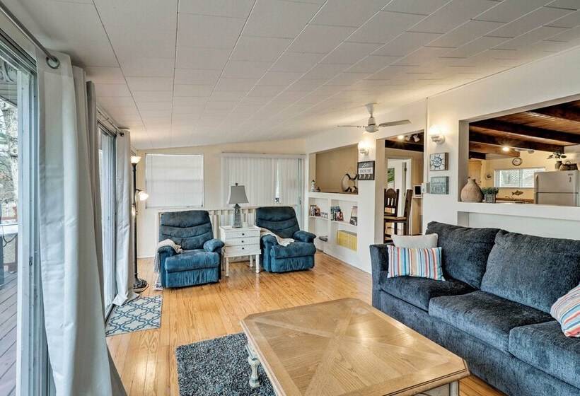 Riverfront Deck + Fire Pit: Hot Springs Retreat!