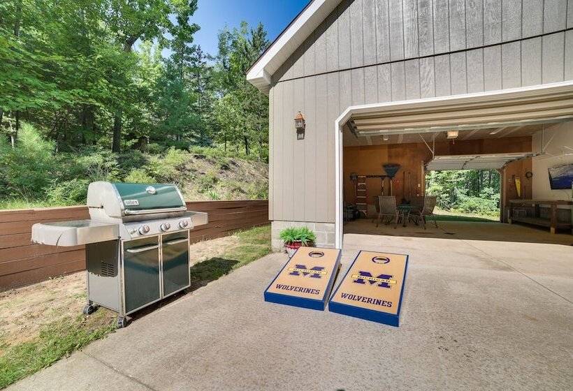 Roscommon Retreat W/ Deck ~ 1 Mile To Higgins Lake