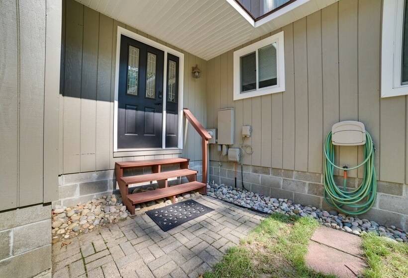 Roscommon Retreat W/ Deck ~ 1 Mile To Higgins Lake