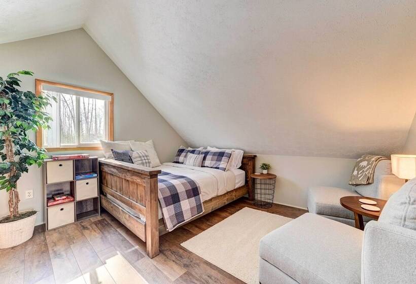 Roscommon Retreat W/ Deck ~ 1 Mile To Higgins Lake