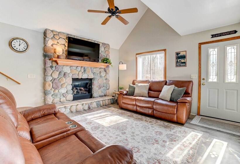 Roscommon Retreat W/ Deck ~ 1 Mile To Higgins Lake