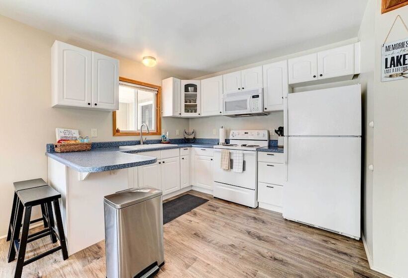 Roscommon Retreat W/ Deck ~ 1 Mile To Higgins Lake