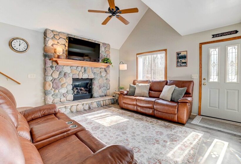 Roscommon Retreat W/ Deck ~ 1 Mile To Higgins Lake