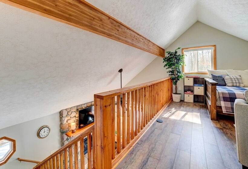 Roscommon Retreat W/ Deck ~ 1 Mile To Higgins Lake