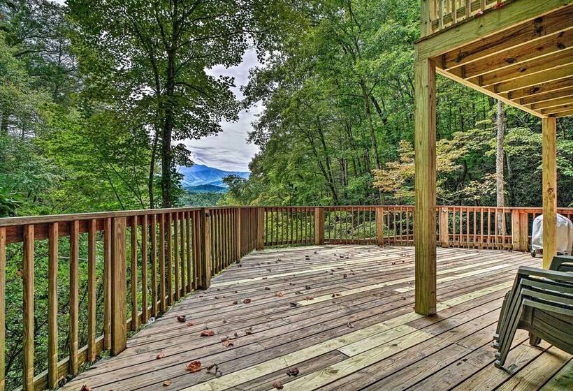 Rustic Sevierville Cabin: Hot Tub & Mountain Views