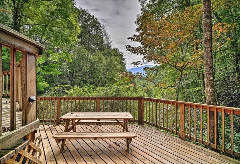 Rustic Sevierville Cabin: Hot Tub & Mountain Views