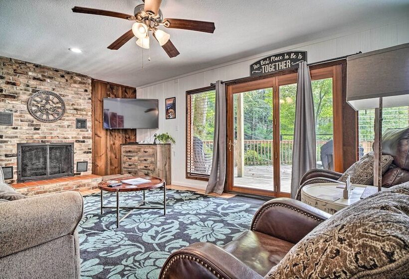 Rustic Sevierville Cabin: Hot Tub & Mountain Views