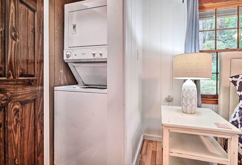 Rustic Sevierville Cabin: Hot Tub & Mountain Views